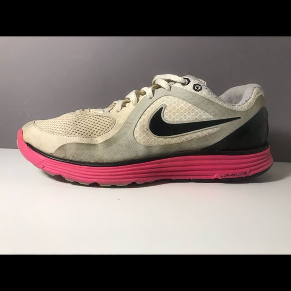 Women’s Nike Shoes - Size 8.5 - Picture 3 of 8